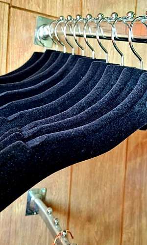 cabide aveludado preto cabide aveludado preto