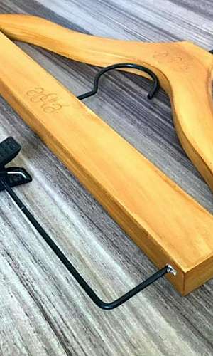 cabide de madeira com pregador cabide de madeira com pregador